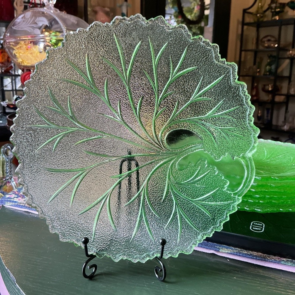 Vintage Uranium Indiana Glass Company Green Pebble Leaf Twiggy 8½" Plate